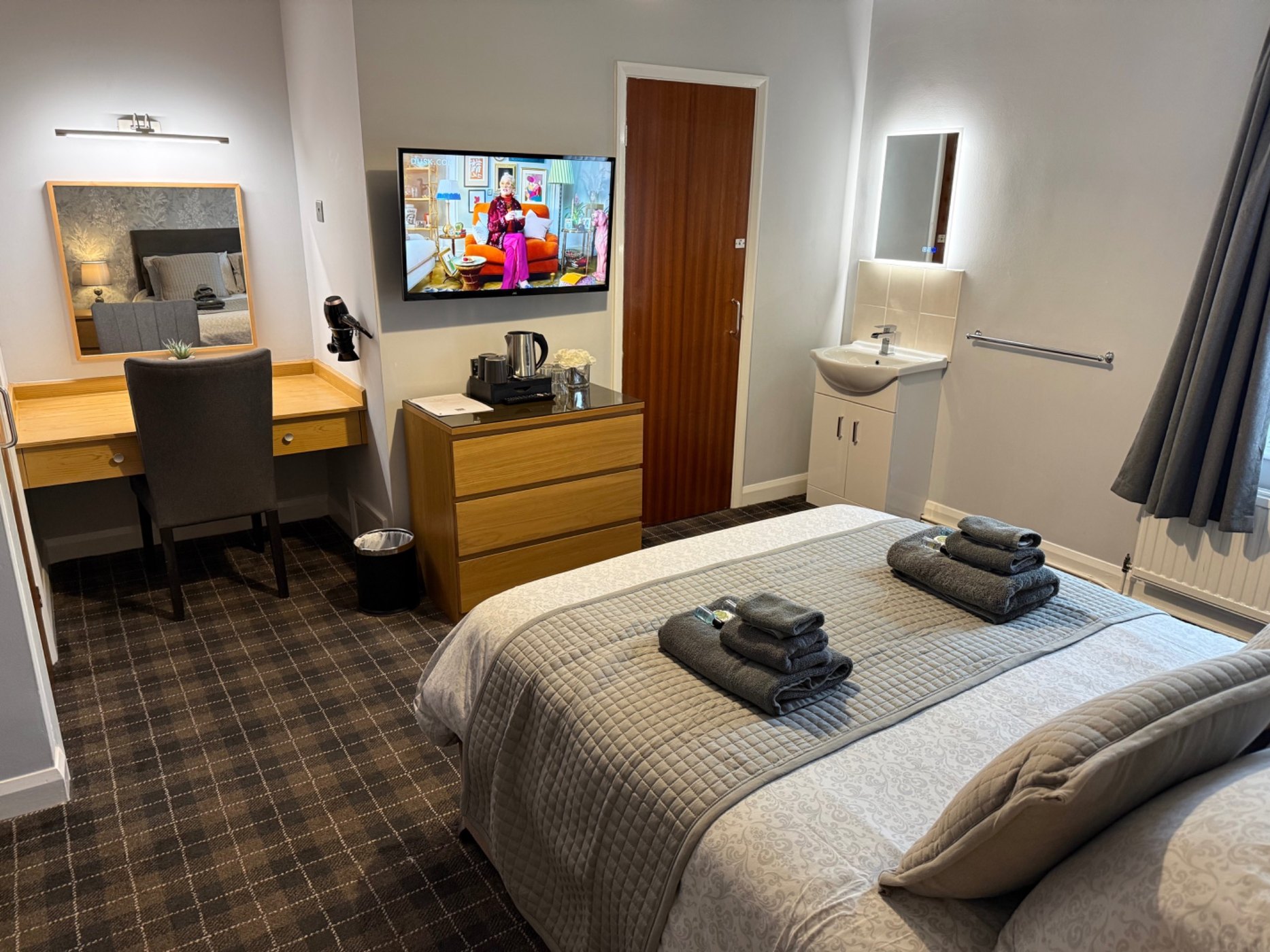 YO10 room with desk, TV, kettle, sink and bed
