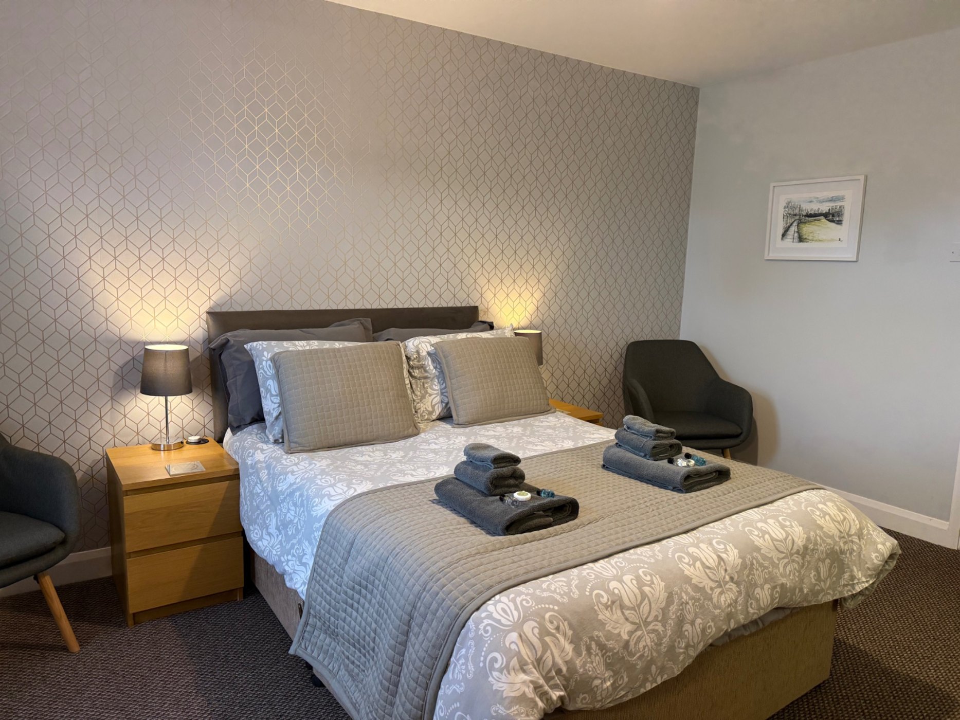 Second YO10 double room with bedside lamps and towels